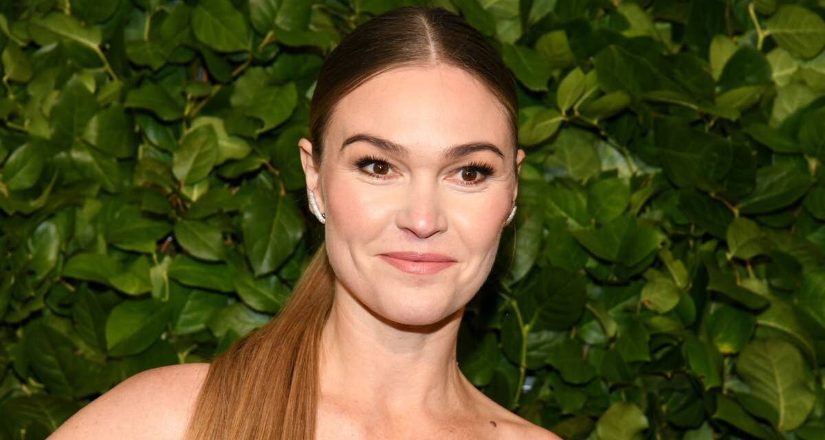 Julia Stiles de 10 Things I Hate About You ne se maquille pas dans une nouvelle vidéo alors qu&rsquo;elle se prépare pour une rare soirée