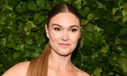 Julia Stiles de 10 Things I Hate About You ne se maquille pas dans une nouvelle vidéo alors qu&rsquo;elle se prépare pour une rare soirée