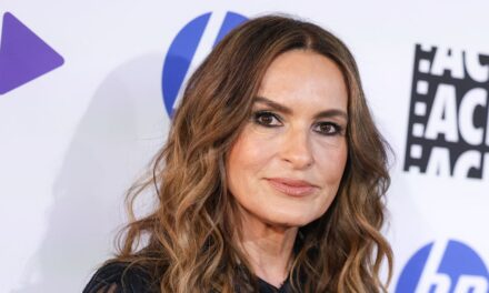Mariska Hargitay partage en larmes ce qu&rsquo;elle dirait maintenant à sa défunte maman Jayne Mansfield – regardez