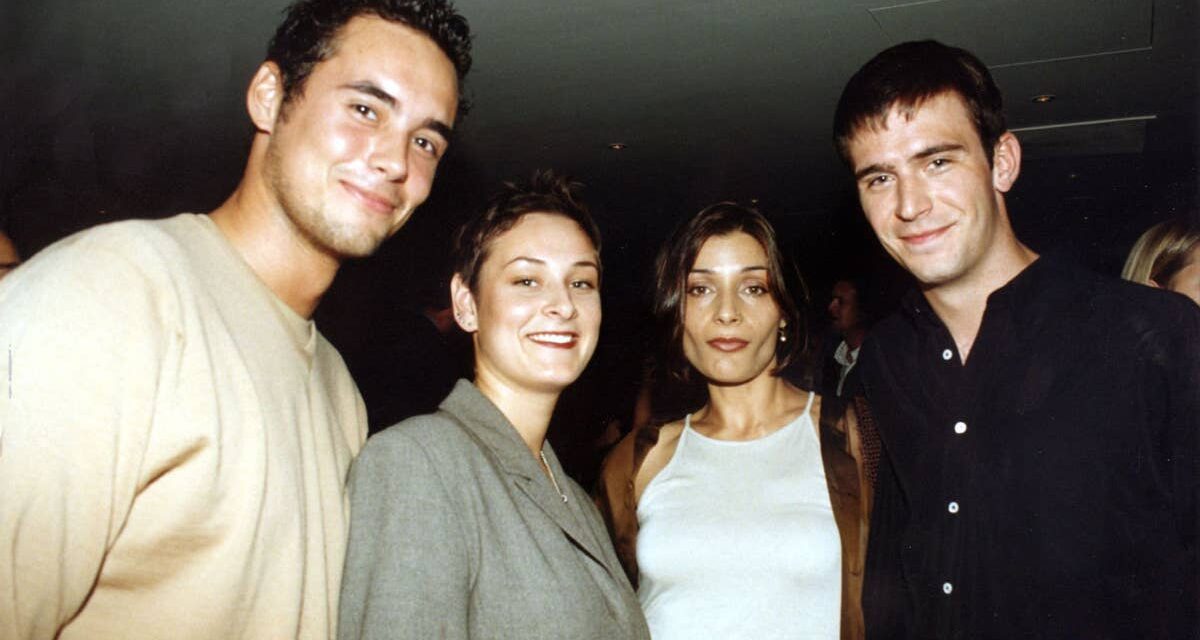 Qu’est-il arrivé au casting de la sitcom des années 90 surnommée « Friends » britannique ?