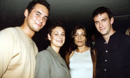 Qu’est-il arrivé au casting de la sitcom des années 90 surnommée « Friends » britannique ?