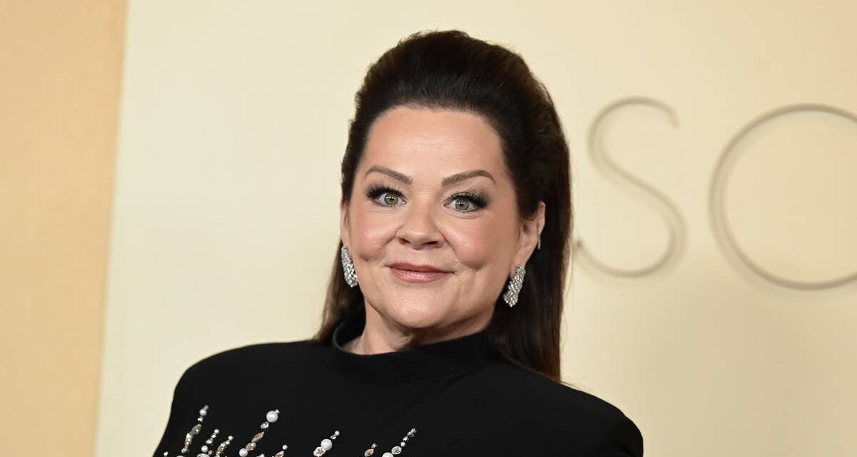 Melissa McCarthy fait une apparition audacieuse dans une robe ajustée sur le tapis rouge des Oscars