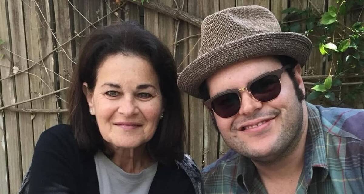 Josh Gad « a peur de quitter sa mère » alors qu&rsquo;il partage une mise à jour « déchirante » sur la santé de sa mère