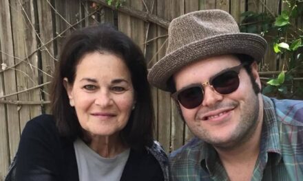 Josh Gad « a peur de quitter sa mère » alors qu&rsquo;il partage une mise à jour « déchirante » sur la santé de sa mère