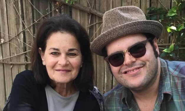 Josh Gad « a peur de quitter sa mère » alors qu&rsquo;il partage une mise à jour « déchirante » sur la santé de sa mère