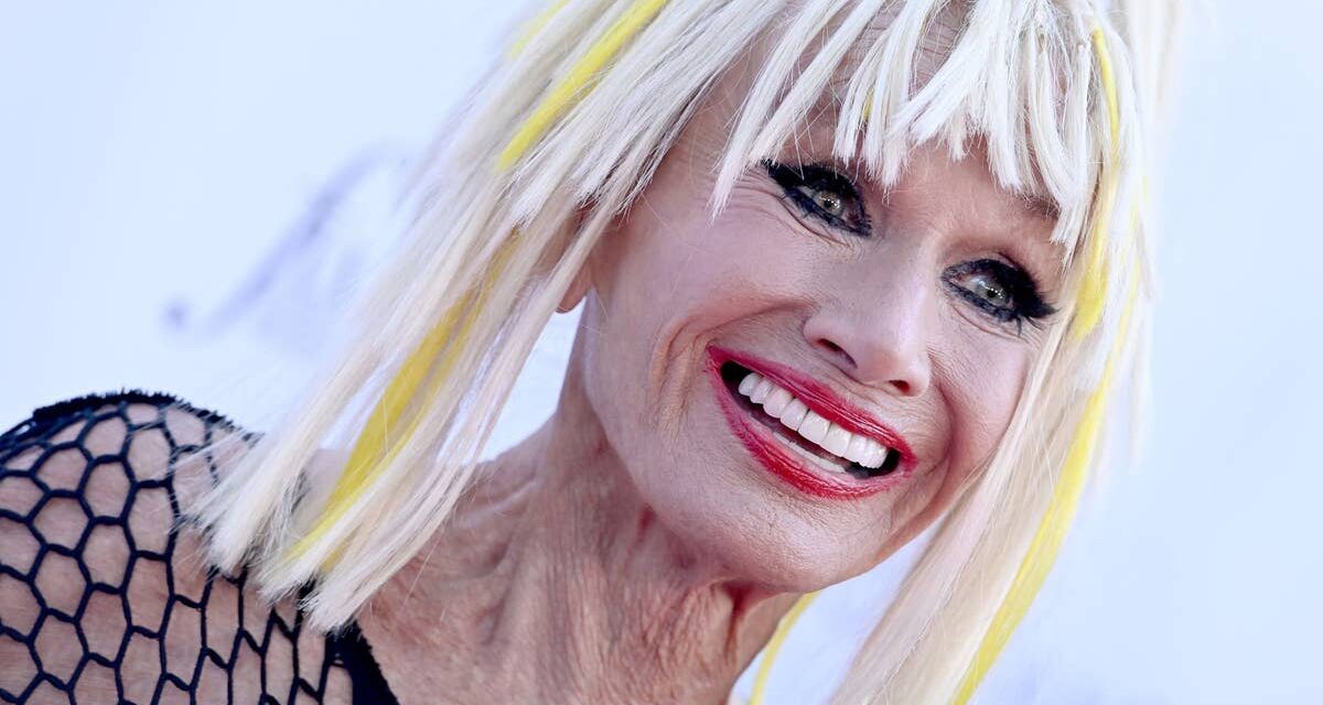 Betsey Johnson révèle qu&rsquo;elle se sent plusieurs décennies plus jeune que ses 83 ans – voici pourquoi