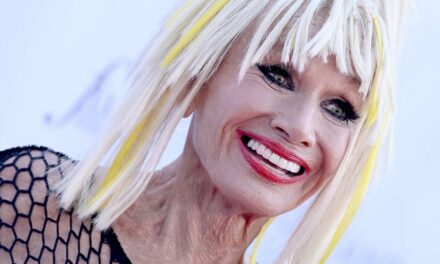 Betsey Johnson révèle qu&rsquo;elle se sent plusieurs décennies plus jeune que ses 83 ans – voici pourquoi