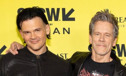 Kevin Bacon arbore des cheveux longs sur une photo découverte – et est le sosie de son fils rock star