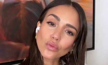 Jessica Alba pose dans des bulles dans un selfie intime dans la baignoire