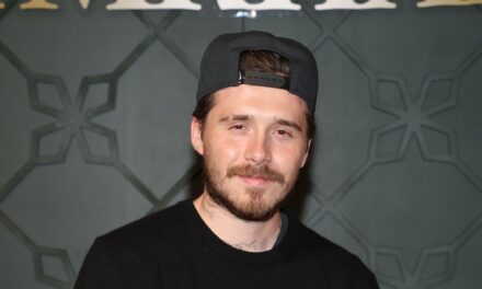 La tante de Brooklyn Beckham, Louise Adams, rompt le classement en célébrant publiquement son 27e anniversaire, dans un geste de choc