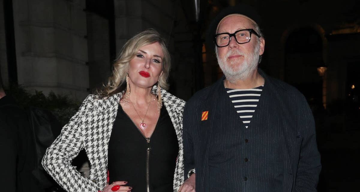 La star des années 90, Vic Reeves, fait une rare apparition avec sa femme et sa fille de 19 ans