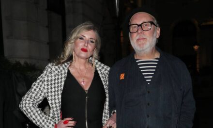 La star des années 90, Vic Reeves, fait une rare apparition avec sa femme et sa fille de 19 ans