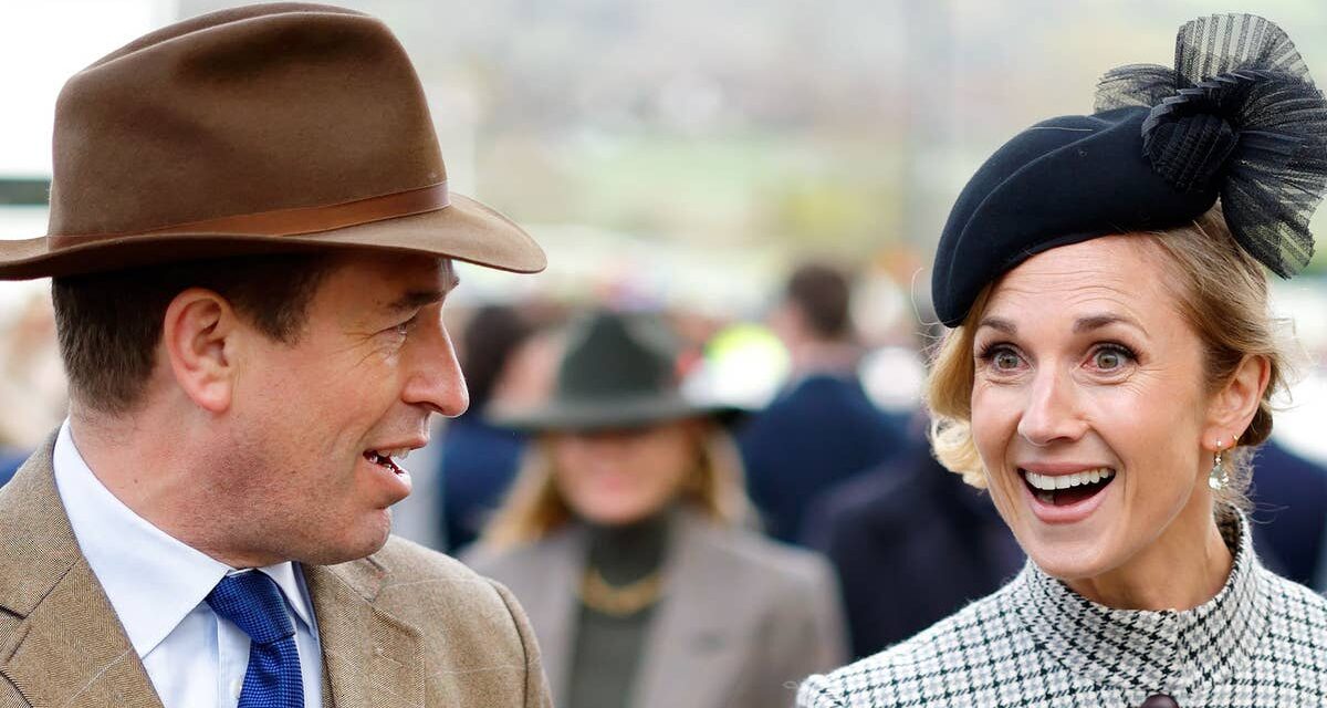 La princesse Anne affiche son lien privé avec la fiancée de Peter Phillips, Harriet Sperling, avec un baiser sur la joue