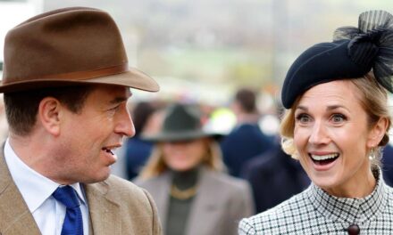 La princesse Anne affiche son lien privé avec la fiancée de Peter Phillips, Harriet Sperling, avec un baiser sur la joue