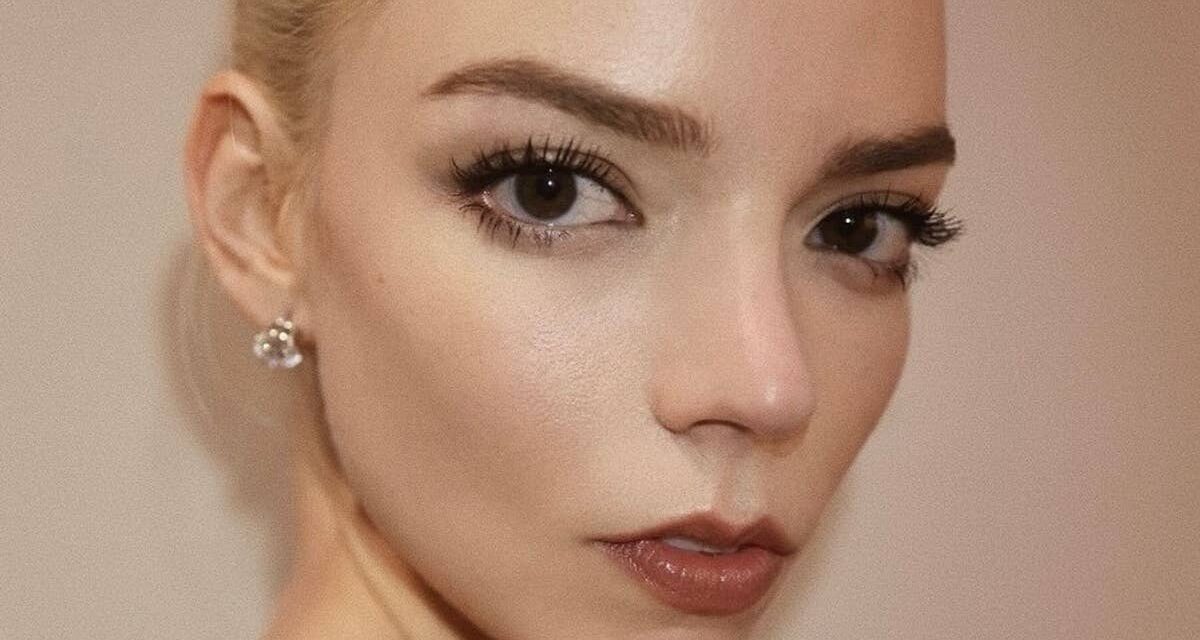 Anya Taylor-Joy est une princesse Peach éthérée dans une robe moulante Victoria Beckham