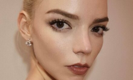 Anya Taylor-Joy est une princesse Peach éthérée dans une robe moulante Victoria Beckham