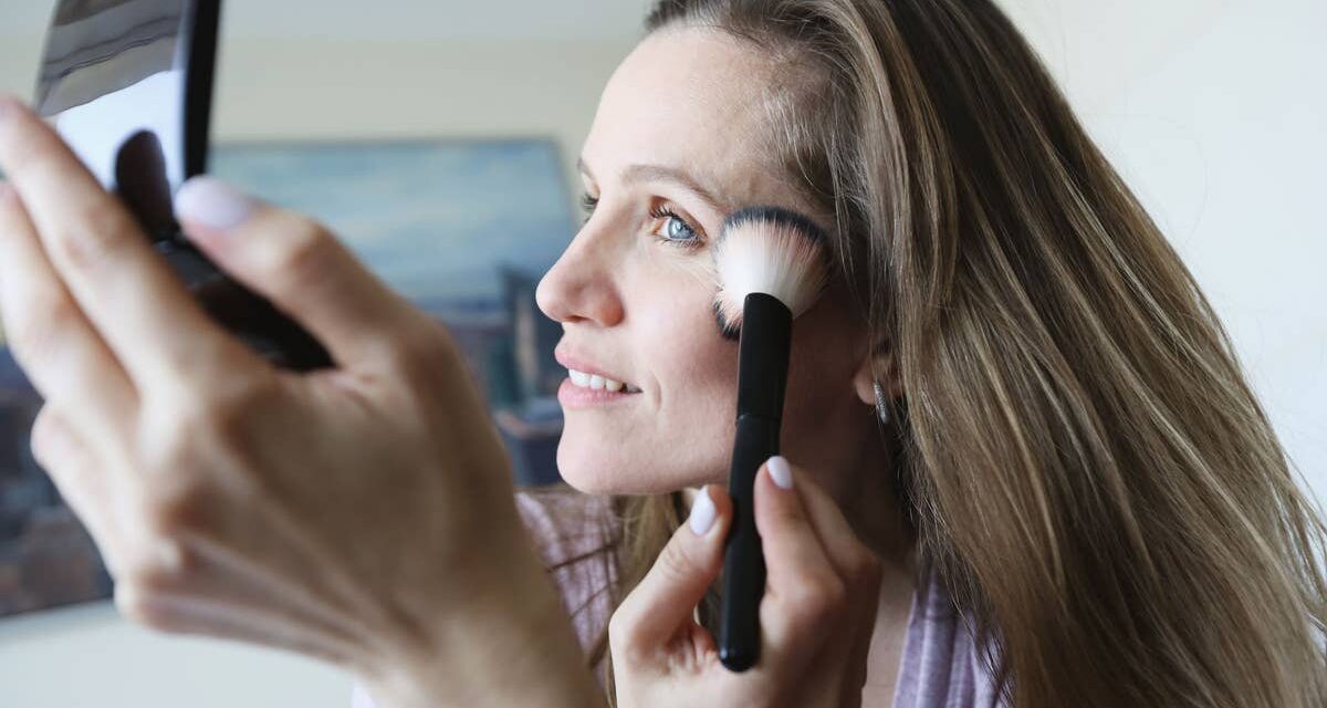 Est-ce que vous vieillissez vous-même ? Une maquilleuse révèle 3 erreurs courantes qui ruinent l&rsquo;harmonie de votre visage