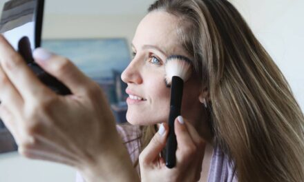 Est-ce que vous vieillissez vous-même ? Une maquilleuse révèle 3 erreurs courantes qui ruinent l&rsquo;harmonie de votre visage