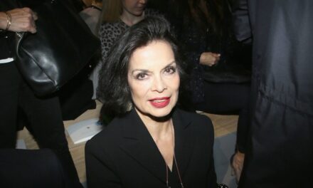 Bianca Jagger, 80 ans, vole la vedette à la Fashion Week de Paris
