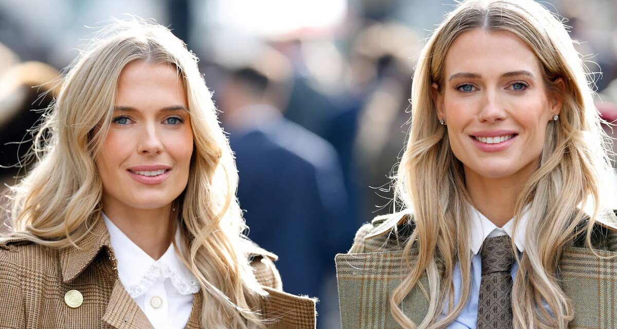 Mesdames Amelia et Eliza Spencer jumelles avec des costumes cintrés de 1,5 000 £ et des boucles blondes tombantes au festival de Cheltenham