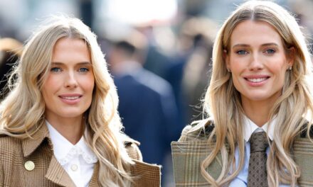 Mesdames Amelia et Eliza Spencer jumelles avec des costumes cintrés de 1,5 000 £ et des boucles blondes tombantes au festival de Cheltenham