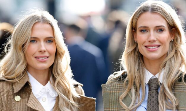 Mesdames Amelia et Eliza Spencer jumelles avec des costumes cintrés de 1,5 000 £ et des boucles blondes tombantes au festival de Cheltenham