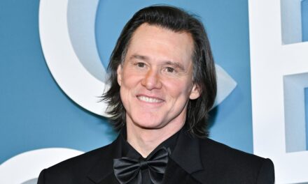 Le geste méticuleusement « planifié » de Jim Carrey au milieu d&rsquo;une apparition sur un complot de clone viral aux César Film Awards