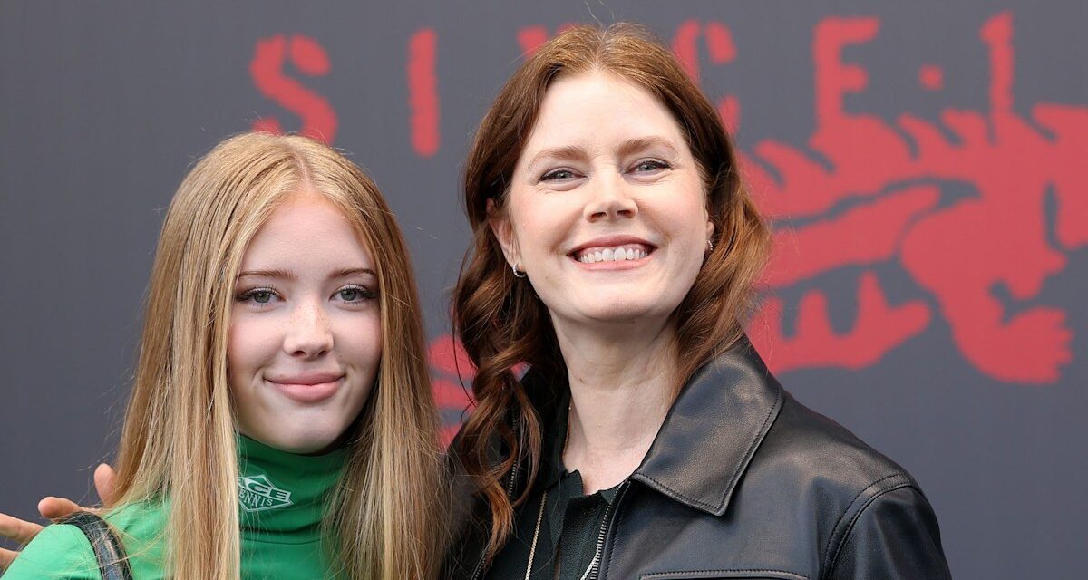 Amy Adams jumelle avec sa fille sur le tapis rouge