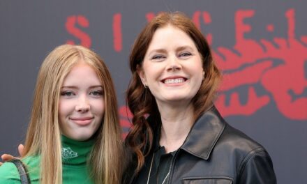 Amy Adams jumelle avec sa fille sur le tapis rouge