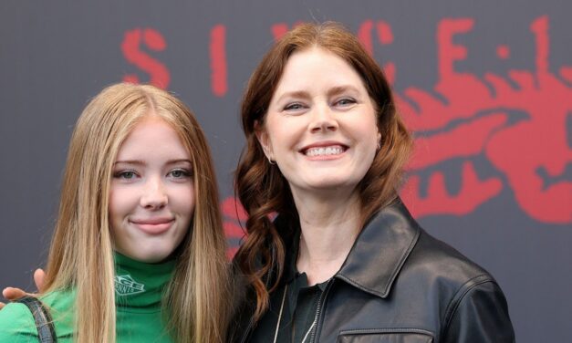 Amy Adams jumelle avec sa fille sur le tapis rouge