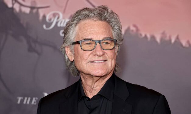 Kurt Russell saute le tapis rouge des Oscars pour soutenir tranquillement Goldie Hawn et Kate Hudson
