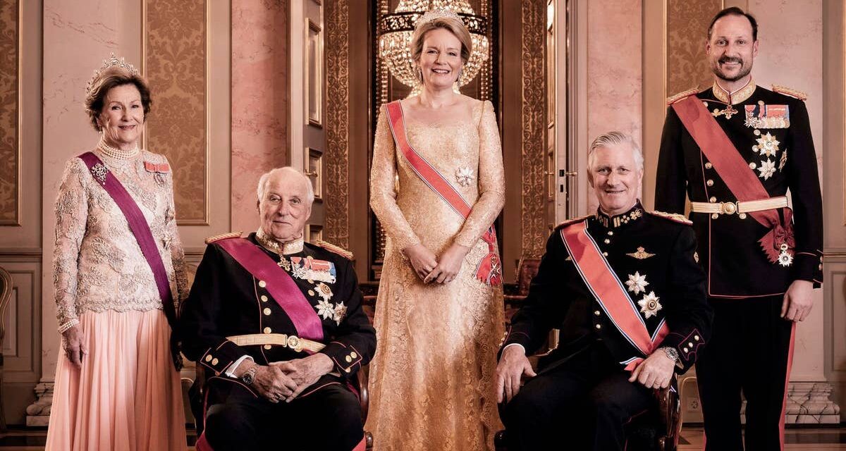 La reine Mathilde et la reine Sonja s&rsquo;unissent pour une apparition scintillante d&rsquo;un double diadème au banquet d&rsquo;État – meilleures photos