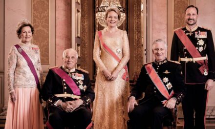 La reine Mathilde et la reine Sonja s&rsquo;unissent pour une apparition scintillante d&rsquo;un double diadème au banquet d&rsquo;État – meilleures photos