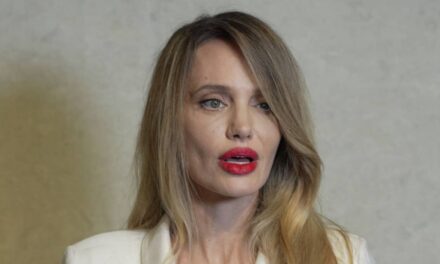 Angelina Jolie « reconnaissante » dans une apparence radieuse loin de chez elle