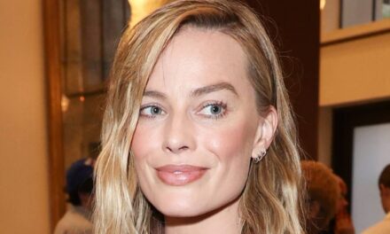 Margot Robbie pose avec son sosie enceinte Samara Weaving – et c&rsquo;est étrange