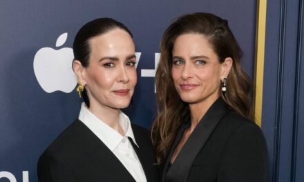 Amanda Peet soutenue par sa meilleure amie Sarah Paulson après la révélation de sa bataille contre le cancer du sein