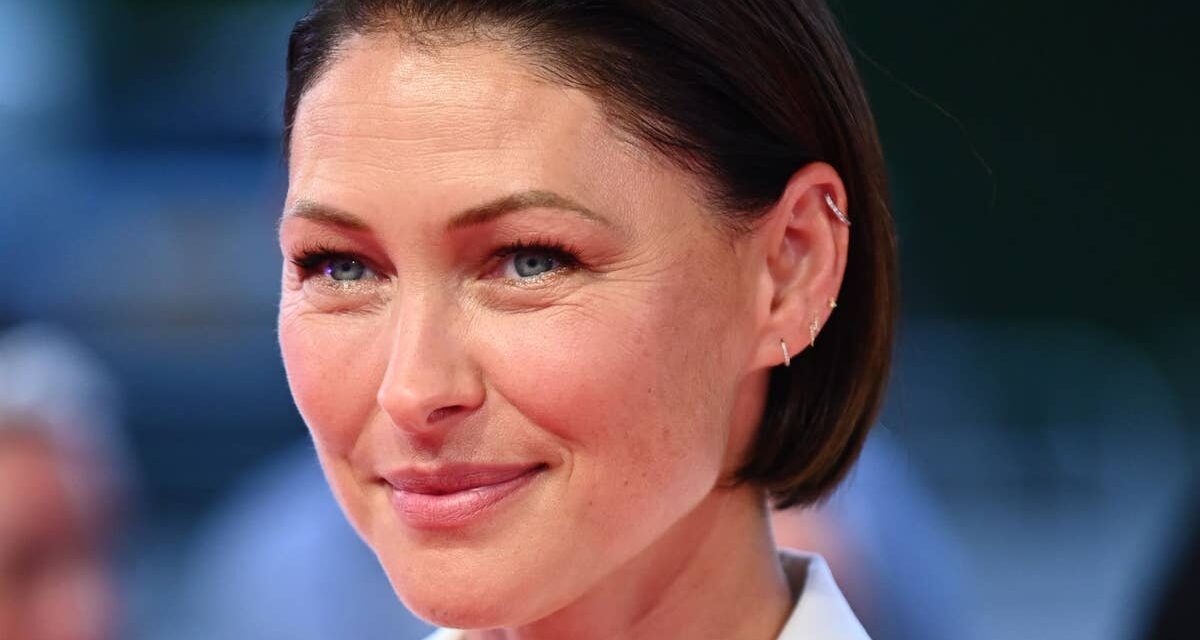 Exclusif : l&rsquo;équipe glamour d&rsquo;Emma Willis partage les secrets de coiffure et de beauté de la présentatrice de Love Is Blind alors qu&rsquo;elle fête ses 50 ans