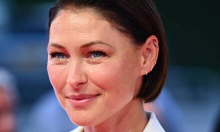 Exclusif : l&rsquo;équipe glamour d&rsquo;Emma Willis partage les secrets de coiffure et de beauté de la présentatrice de Love Is Blind alors qu&rsquo;elle fête ses 50 ans
