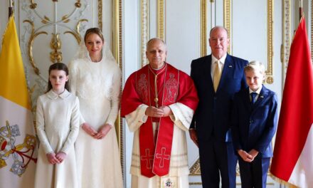 La Princesse Charlène et le Prince Albert accueillent le Pape à Monaco pour une visite historique