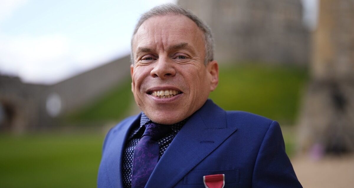 Warwick Davis célèbre l&rsquo;OBE avec ses deux enfants – et son mystérieux compagnon