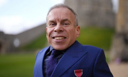 Warwick Davis célèbre l&rsquo;OBE avec ses deux enfants – et son mystérieux compagnon
