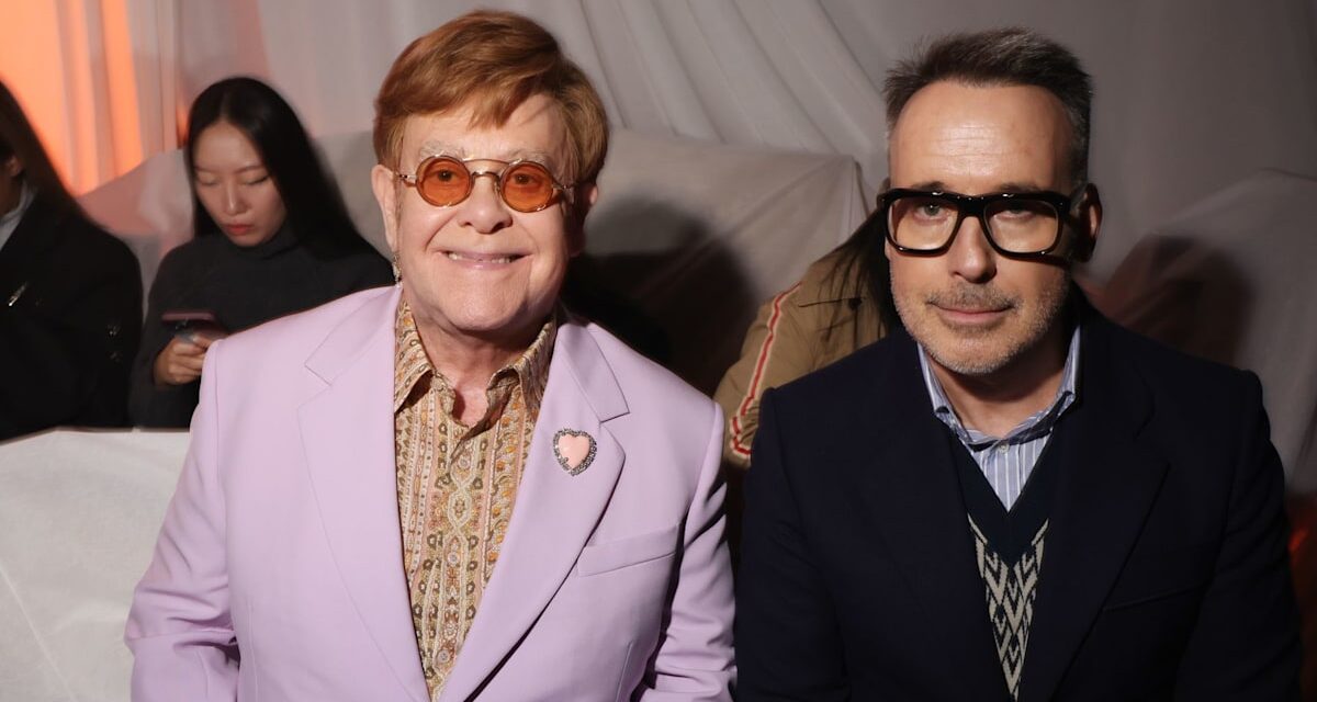 Elton John pose avec son mari David Furnish et leurs deux fils adolescents sur une nouvelle photo exposée à la National Portrait Gallery