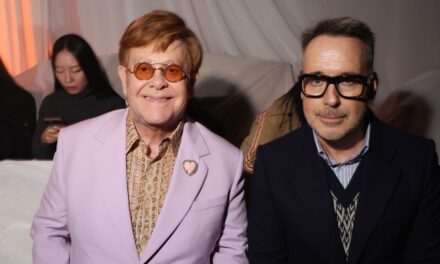 Elton John pose avec son mari David Furnish et leurs deux fils adolescents sur une nouvelle photo exposée à la National Portrait Gallery