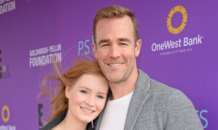 L&rsquo;épouse de James Van Der Beek rend un hommage déchirant à l&rsquo;occasion de son premier anniversaire depuis sa mort : « Je ne sais pas comment procéder »