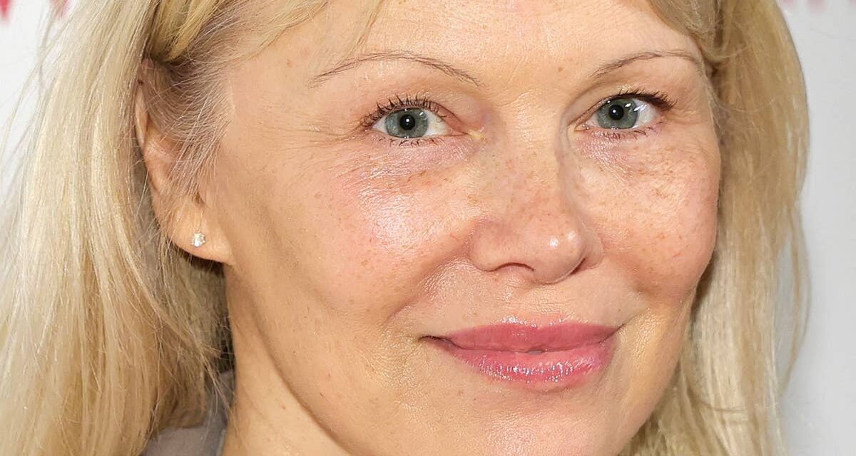 Pamela Anderson, 58 ans, a l&rsquo;air plus jeune que jamais avec des bottes hauteur genou et aucun maquillage