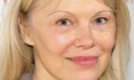 Pamela Anderson, 58 ans, a l&rsquo;air plus jeune que jamais avec des bottes hauteur genou et aucun maquillage