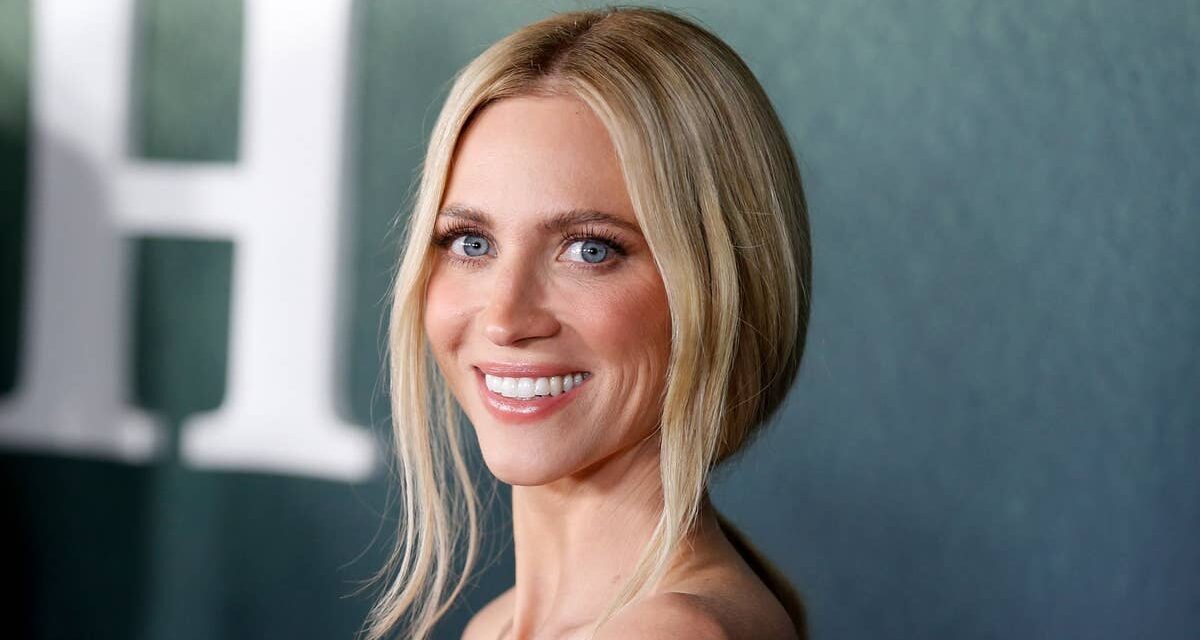 Brittany Snow est éblouissante dans un petit bikini blanc pour ses festivités d&rsquo;anniversaire au bord de la piscine