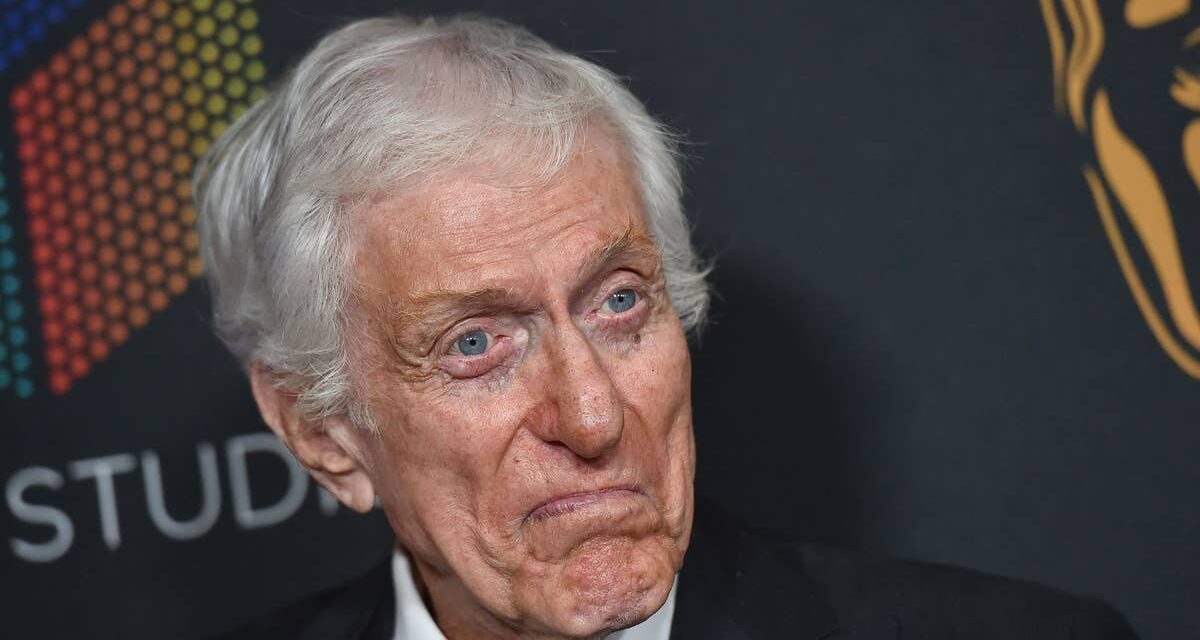 Dick Van Dyke « diminué » vu en fauteuil roulant après avoir célébré son 100e anniversaire