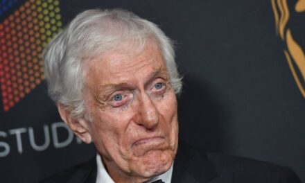 Dick Van Dyke « diminué » vu en fauteuil roulant après avoir célébré son 100e anniversaire