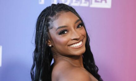 Simone Biles fête son 29e anniversaire avec de superbes photos en bikini